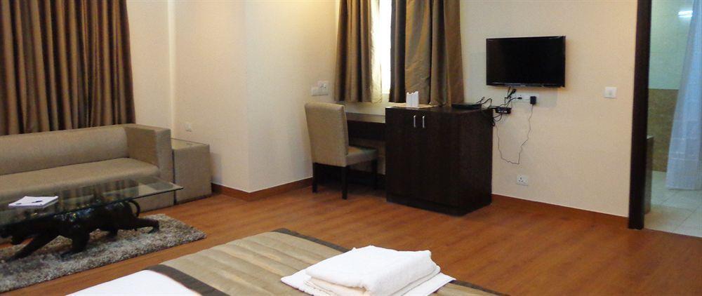 Hotel Aura @airport 3*