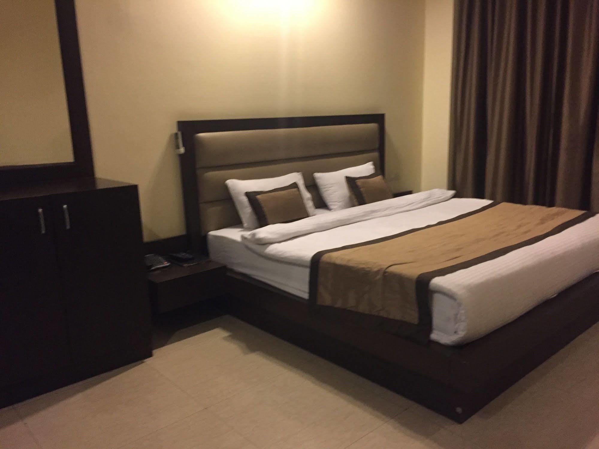Hotel Aura @airport 3*
